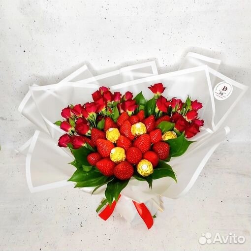 Роскошный букет из клубники и роз. Подарок девушке