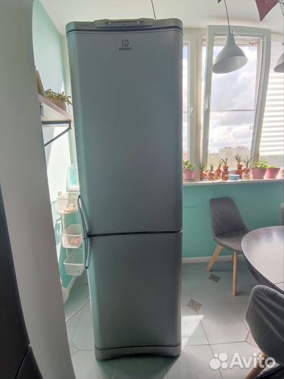 Холодильник бу Indesit C240