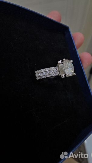 Кольцо с бриллиантом