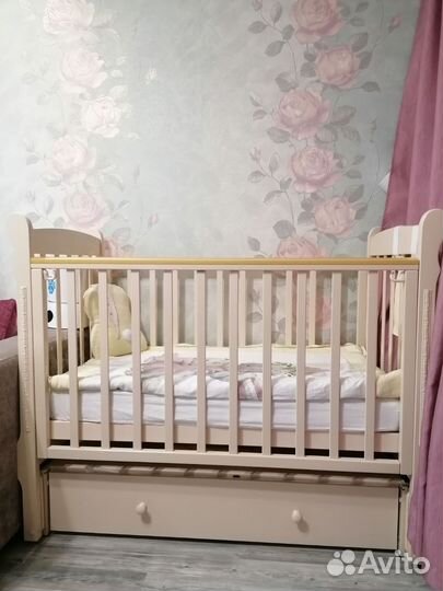 Детская кроватка с маятником