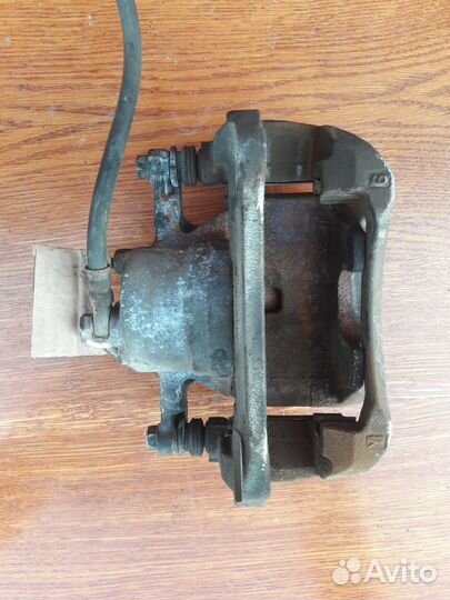 Суппорт передний правый Toyota Previa