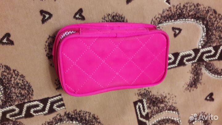 Косметичка с зеркалом вместительная