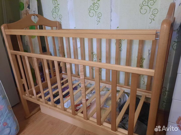 Детская кроватка с маятником