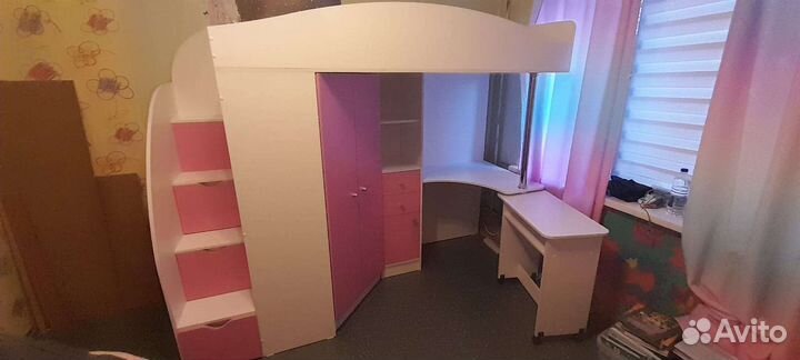 Детская кровать чердак со столом и шкафом