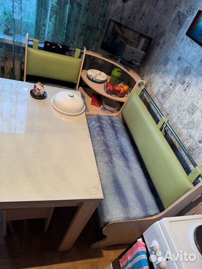 Кухонный уголок со столом и стульями