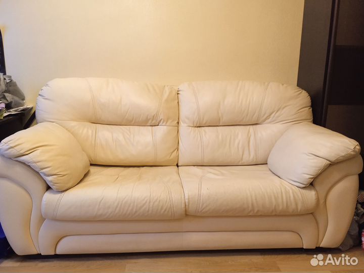 Кожаный диван