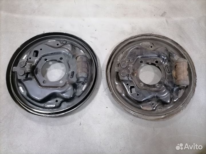 Щит опорный зад.Toyota Lite Ace с цилиндром 1989