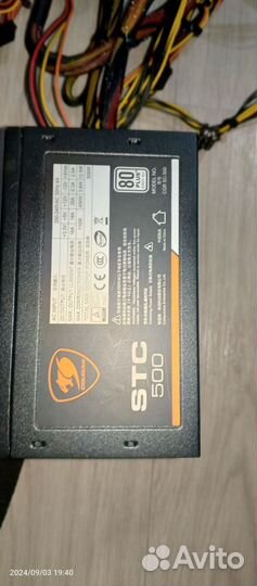 Игровой компьютер с монитором и клавиатурой