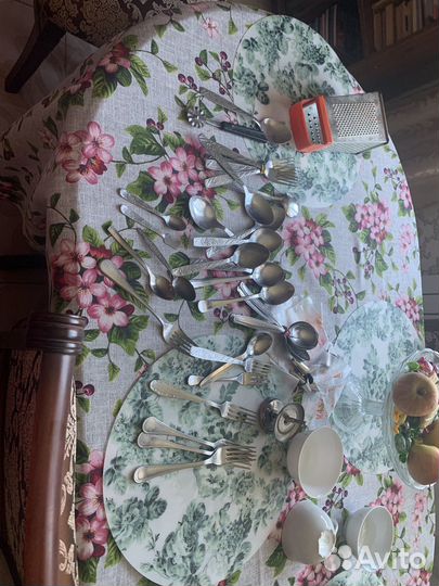 Посуда вилки ложки салатники тарелки кружки