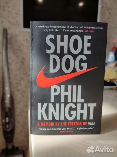 Книга Продавец обуви на английском