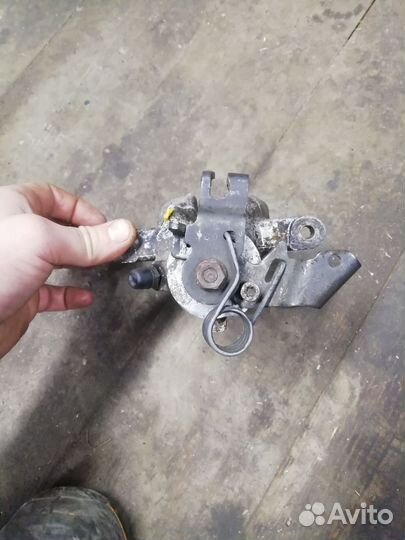 Суппорт тормозной задний левый на opel astra н