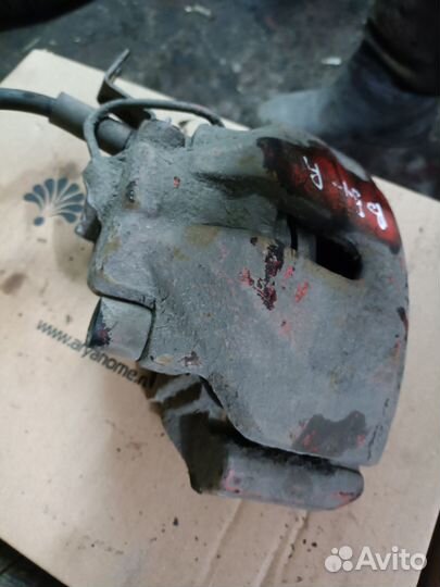 Передний правый суппорт Volkswagen Passat B5+