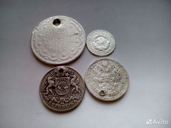 Пробитые серебряные монеты с монисто