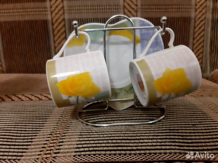 Кофейные чашки с блюдцами на подставке