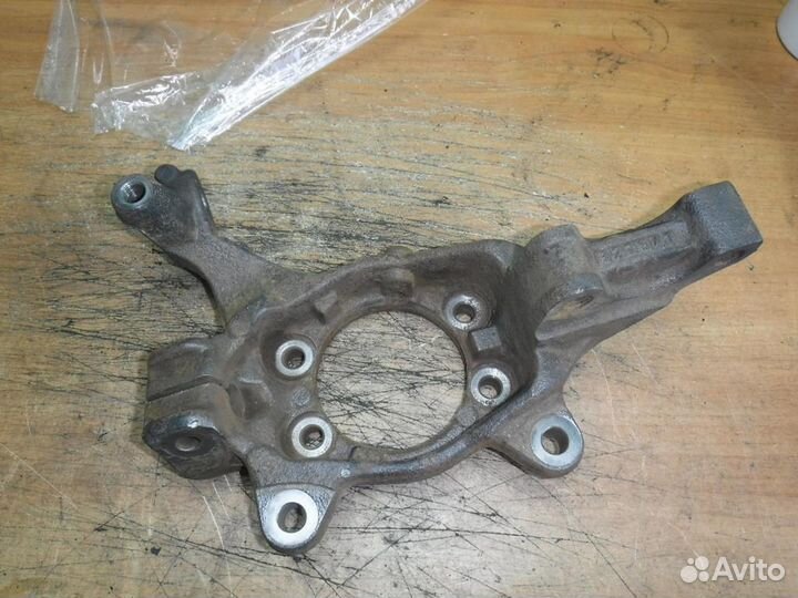 Кулак поворотный передний левый Nissan Teana J32