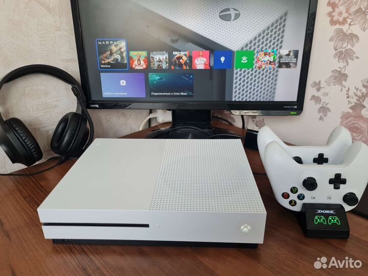 Xbox one s 500 gb + зарядная станция + наушники