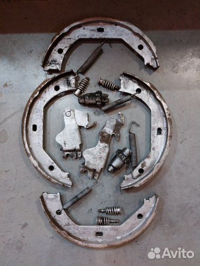 Колодки ручника Bmw 525I E39 M54 10/2002