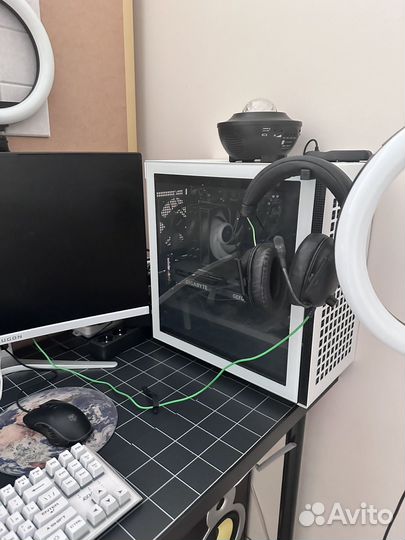Игровой компьютер с монитором и клавиатурой