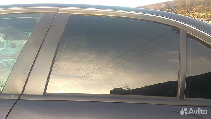 Стекло двери w204 мерседес задней левой