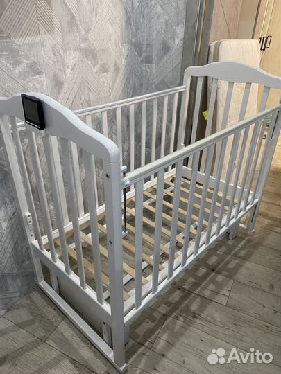 Детская кроватка с маятником