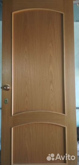 Продам межкомнатную деревянную дверь с коробкой