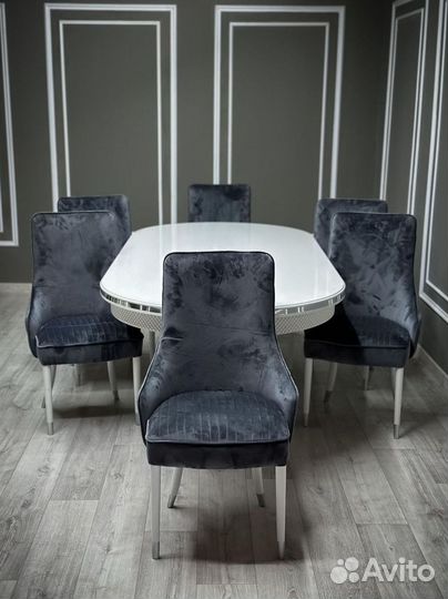 Стол и стулья в гостиную. В наличии
