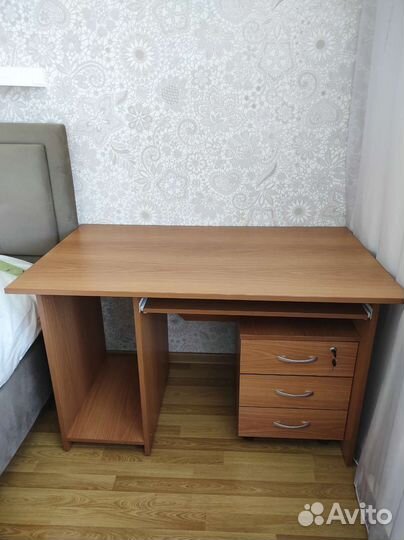 Стол письменный