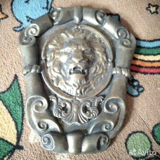 Барельеф лев