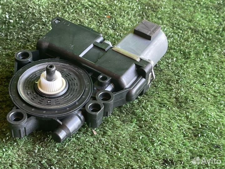 Моторчик стеклоподъемника передний правый Hyundai