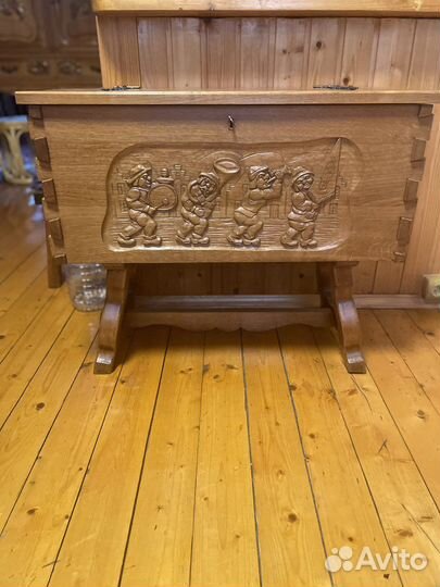 Винтажный сундук из массива дуба на ножках