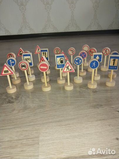 Деревянные дорожные знаки
