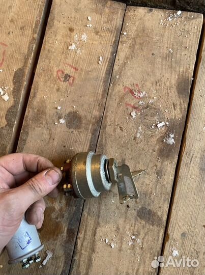 Замок зажигания (выключатель стартера и приборов н