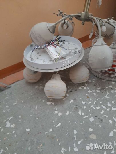 Люстры и алюминиевая батарея