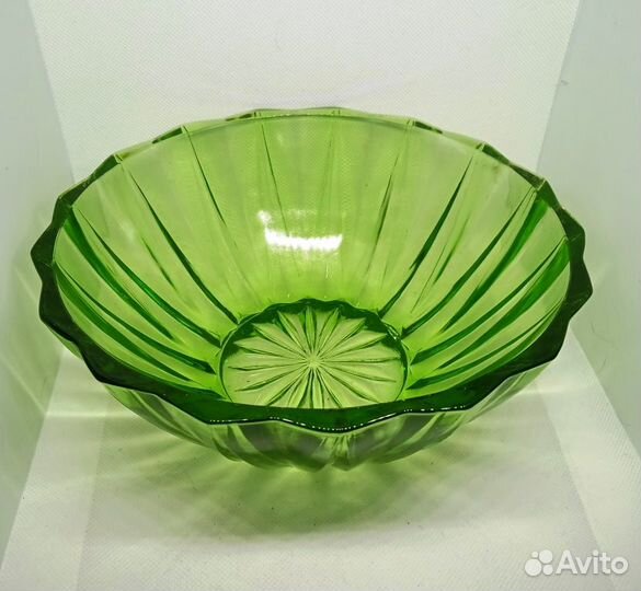Салатница цветное зелёное стекло винтаж СССР