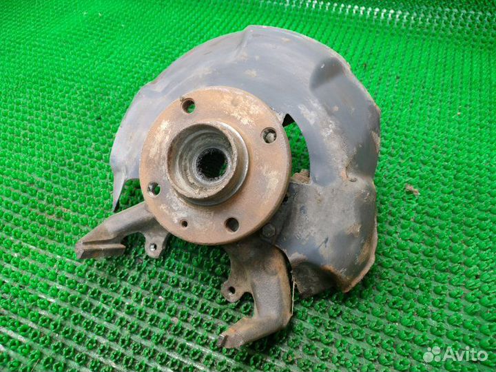 Кулак поворотный передний левый Volkswagen Golf 2