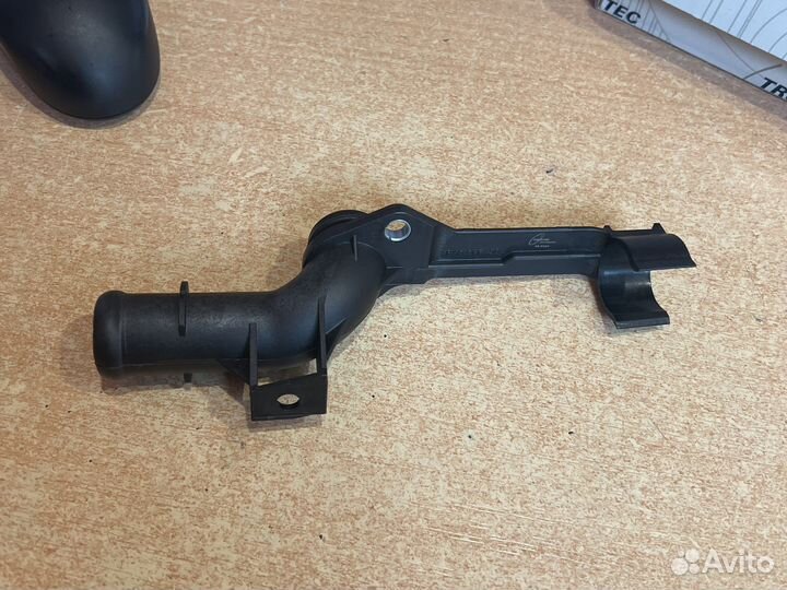 Патрубок системы охлаждения на Мерседес ом271