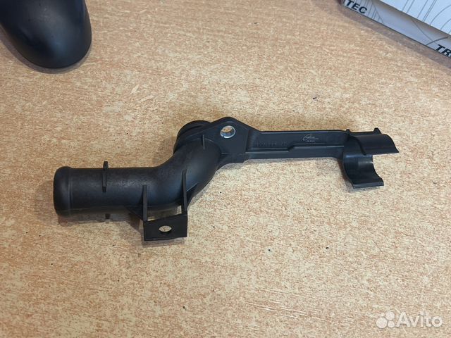 Патрубок системы охлаждения на Мерседес ом271