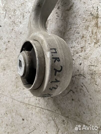 Передний правый рычаг низ Mercedes W213 2018г 2.2D