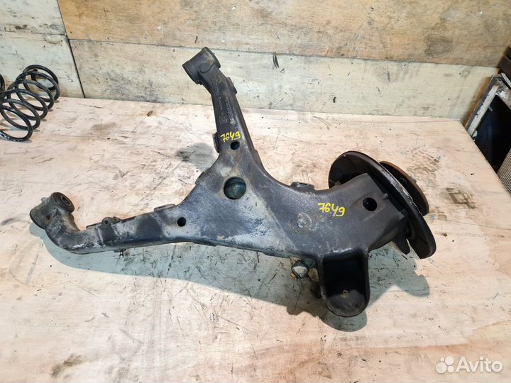 Цапфа задняя левая кулак Mercedes Vito 638