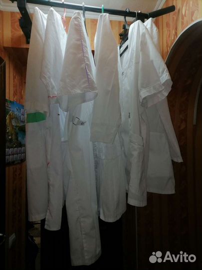 Медицинские белые халаты
