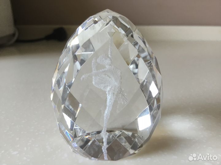 Хрустальное яйцо с фигурками внутри