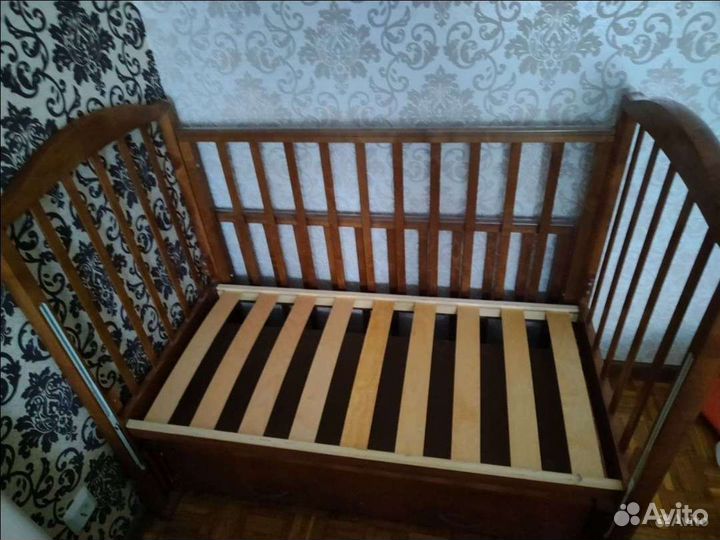 Детская кроватка с маятником и ящиком