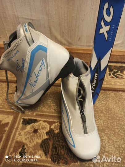 Лыжи с палками и ботинками