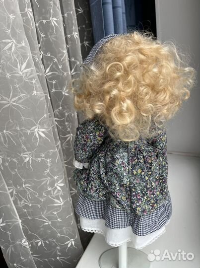 Кукла фарфоровая