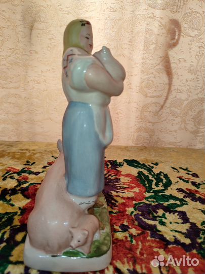 Статуэтка Свинарка