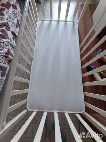 Детская кроватка с маятником