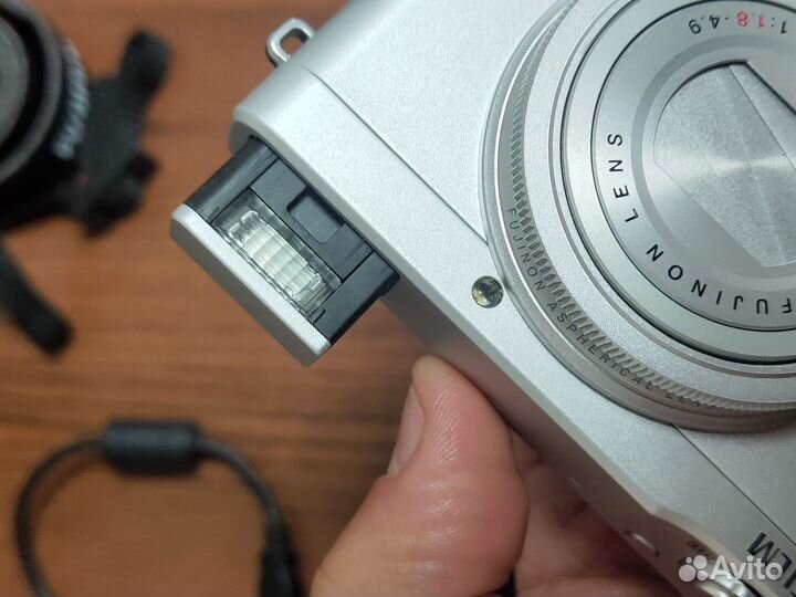 Компактный фотоаппарат fujifilm XQ1