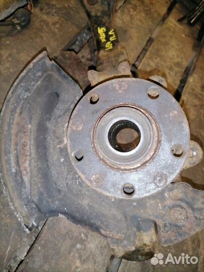 Кулак поворотный передний левый Volkswagen Passat