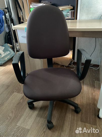 Офисная мебель (столы, кресла)