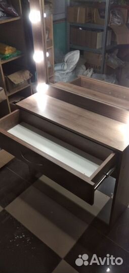 Трюмо с зеркалом и подцветкой